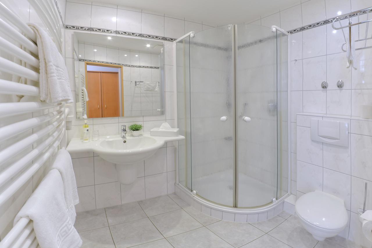 Landhotel Zur Eiche บุกซ์เทอฮูเดอ ภายนอก รูปภาพ